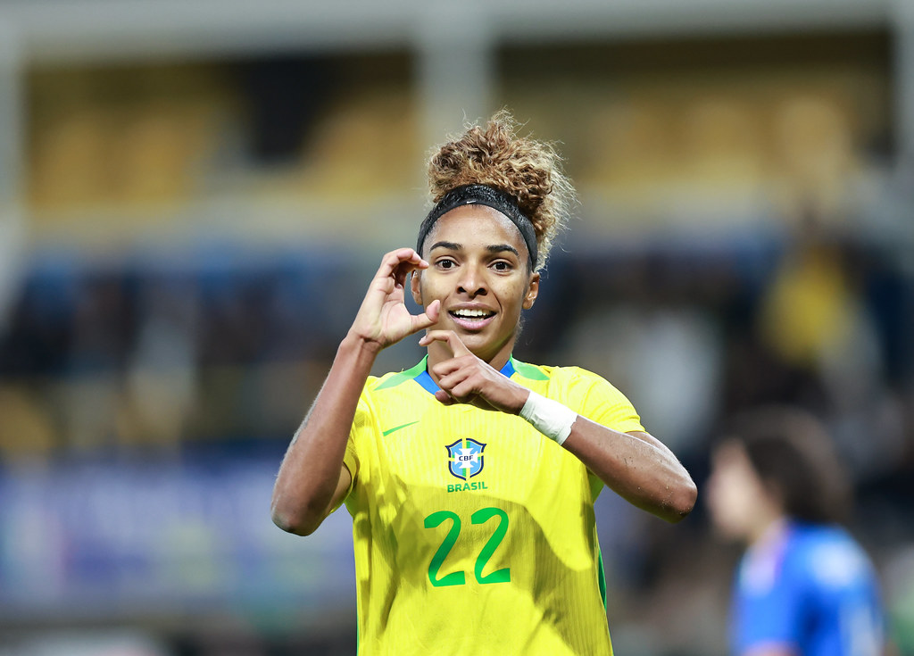 Jogadora do Brasil Feminino comemora gol