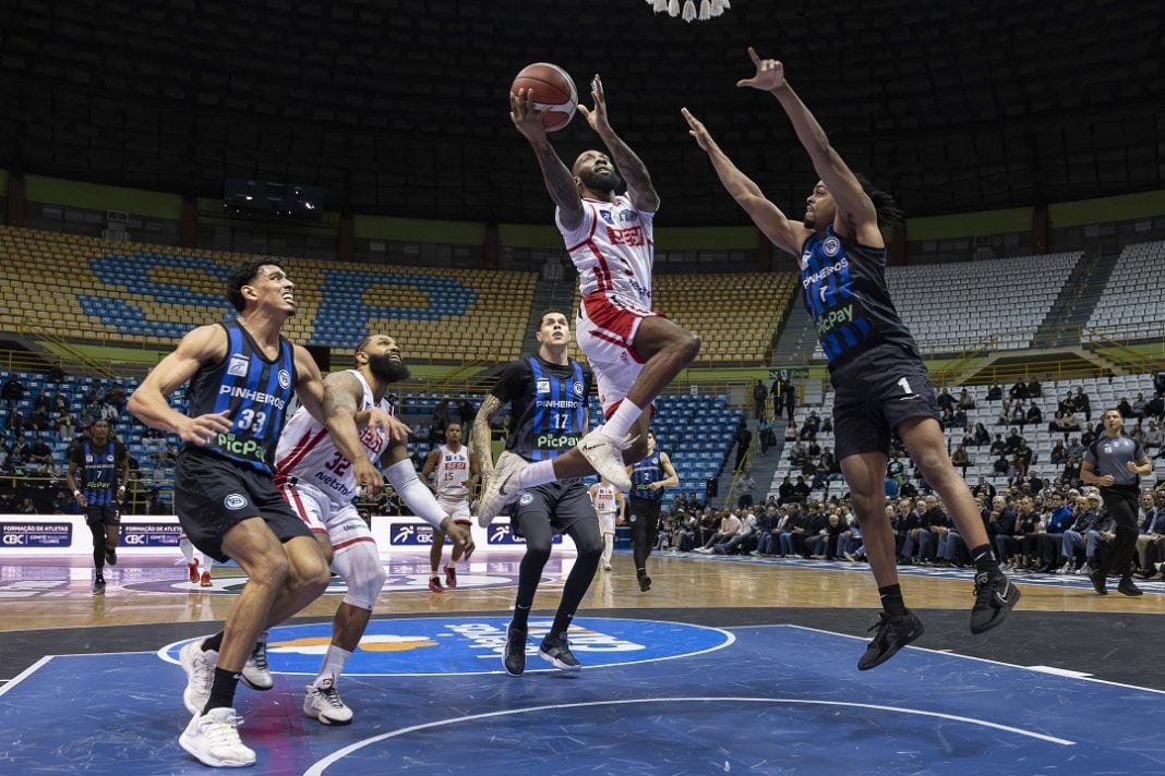 Atleta do Franca enterra sobre a marcação do Pinheiros