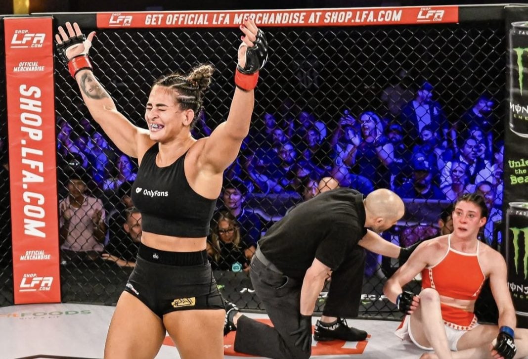 Bia Mesquita comemora vitória no octógono do LFA