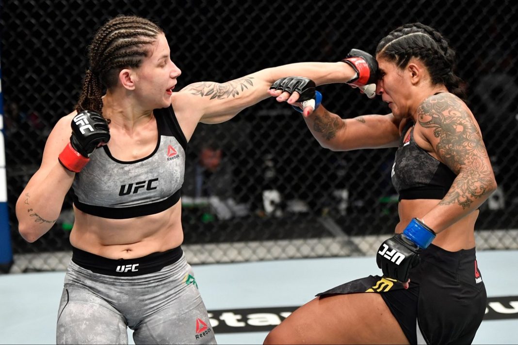 Karol Rosa desfere soco em adversária no UFC