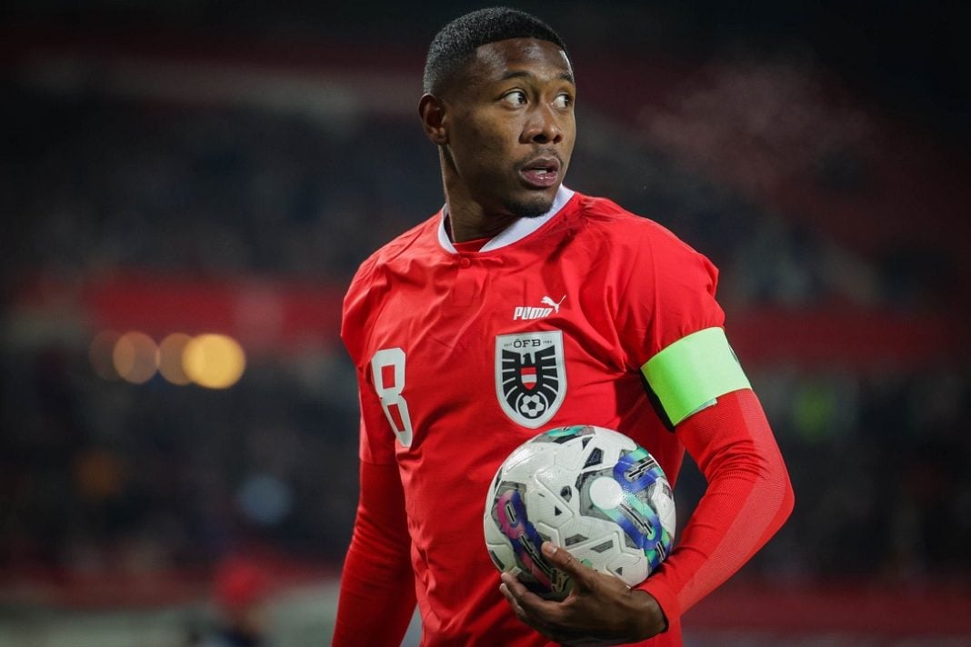 David Alaba, da Áustria, carrega a bola nos braços