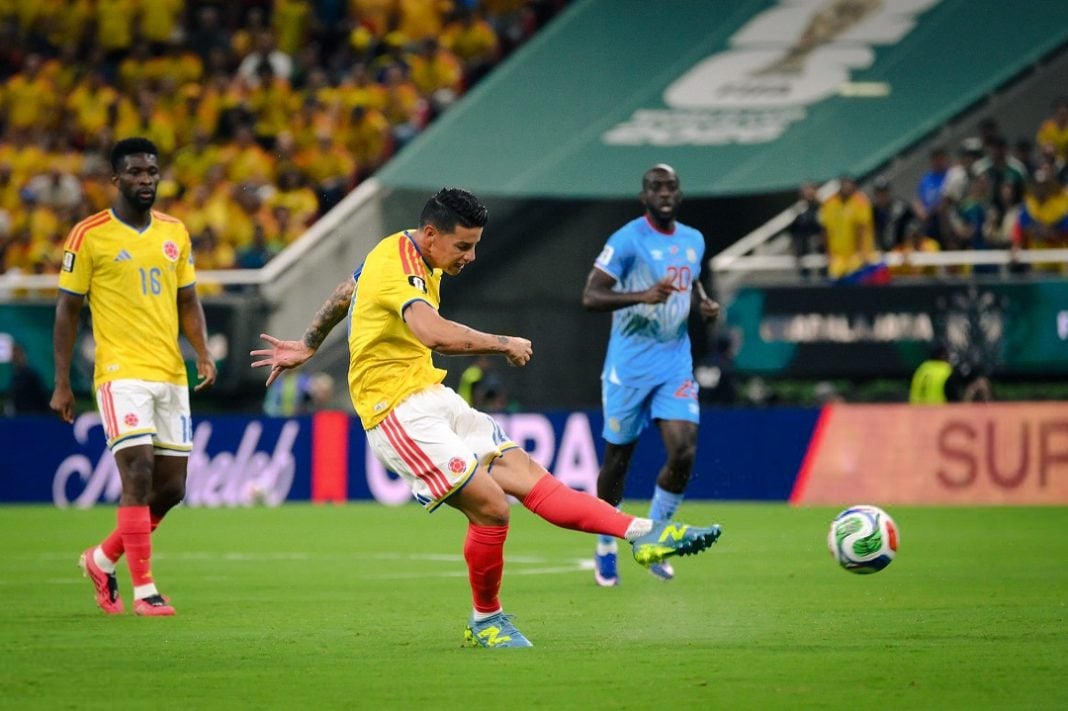 James Rodríguez chuta a bola pela Colômbia