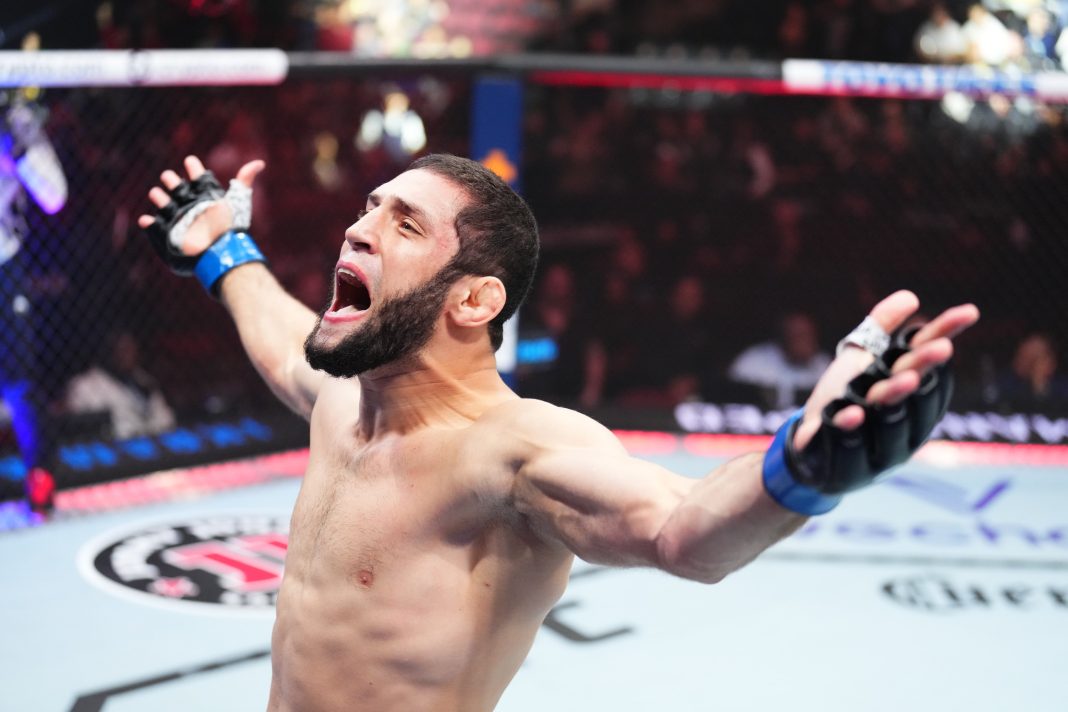 Ikram Aliskerov comemora vitória no octógono do UFC