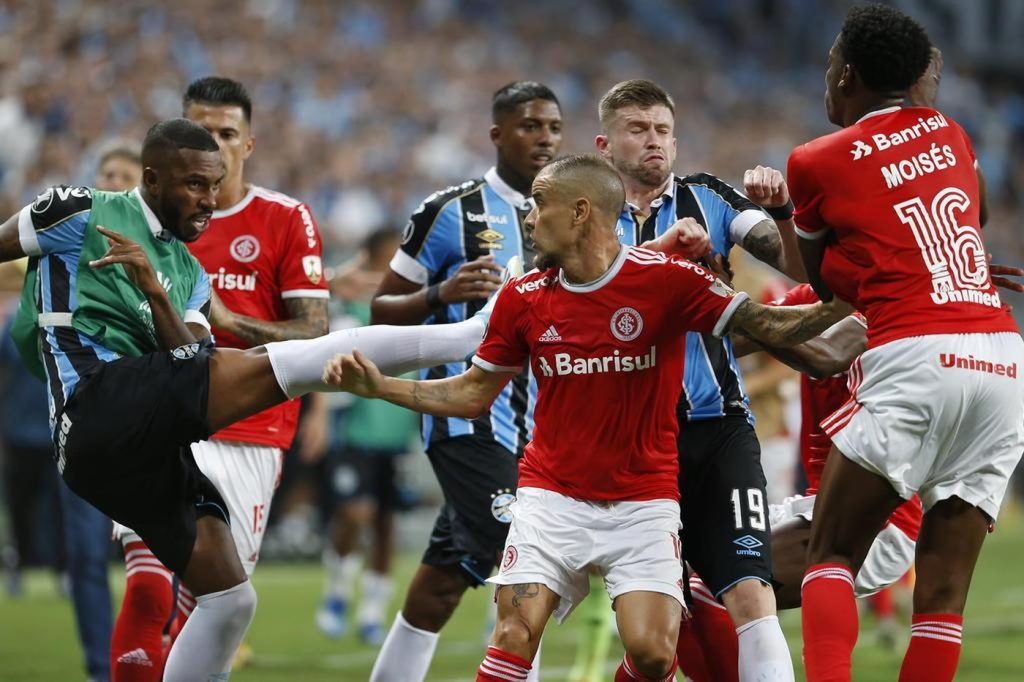 Briga generalizada em Gre-Nal na Libertadores 202