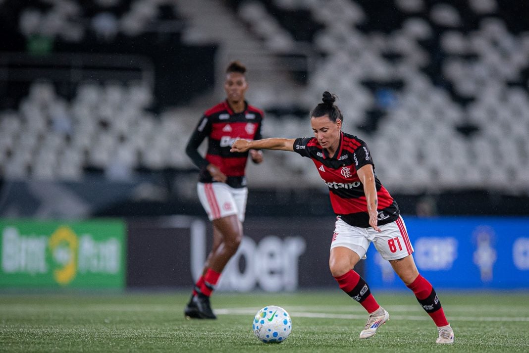 Jogadora do Flamengo Feminino cobra falta no meio do campo