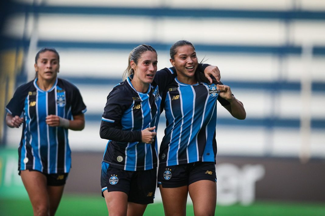 Jogadora do Grêmio Feminino comemoram gol