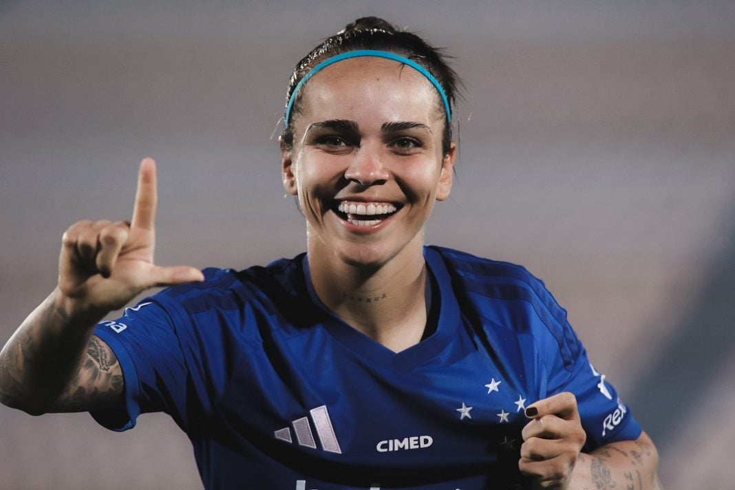 Jogadora do Cruzeiro Feminino comemora vitória