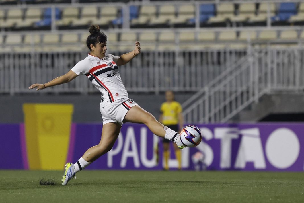 Jogadora do São Paulo Feminino domina a bola