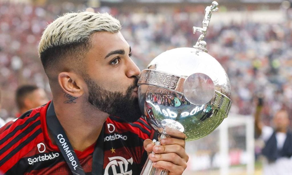 Gabigol beija taça da Libertadores 2019