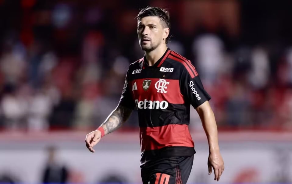 Arrascaeta observa jogo no meio-campo do Fla