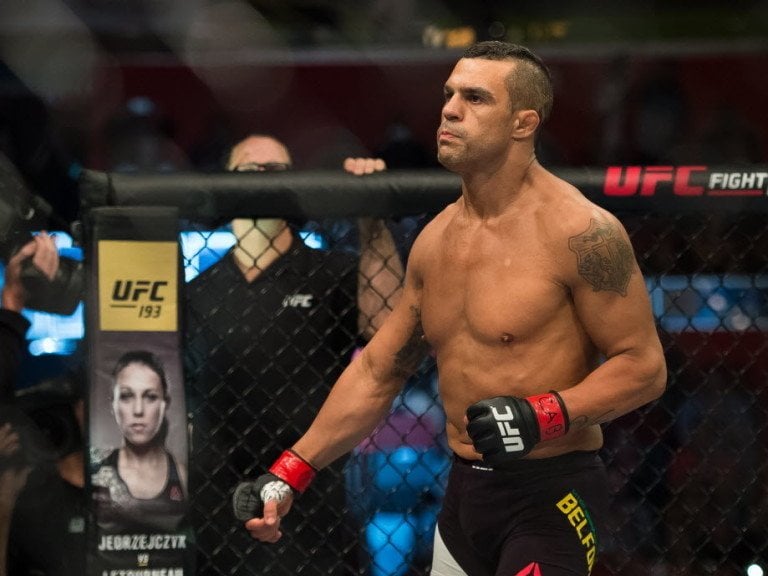 Victor Belfort posiciona-se no octógono antes de luta