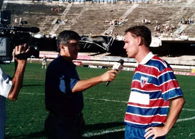 Sandro Gaúcho dá entrevista com uniforme do Fortaleza