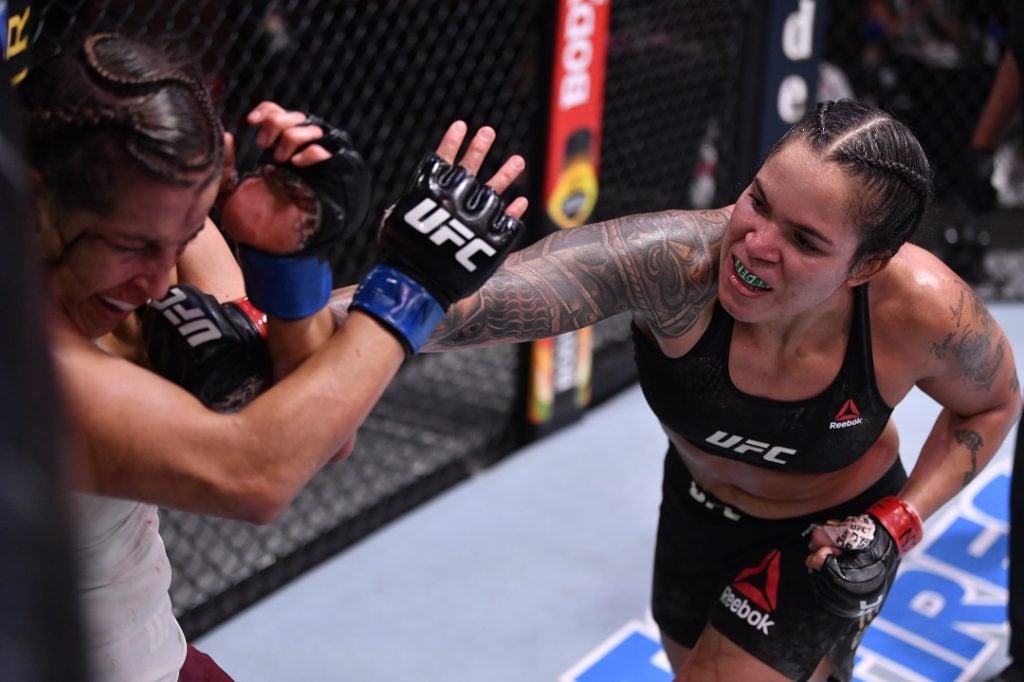 Amanda Nunes desfere soco em adversária