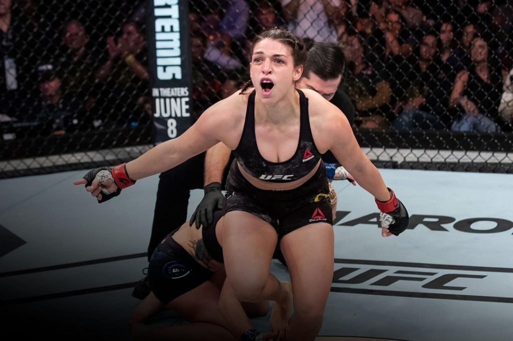Mackenzie Dern comemora triunfo no octógono do UFC