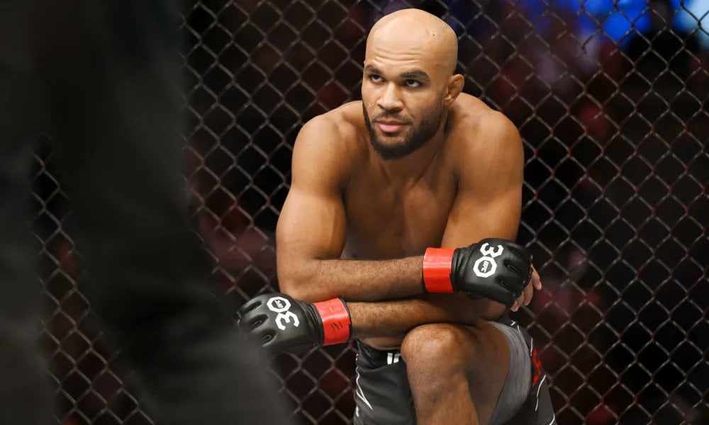 Christian Leroy Duncan ajoelhado no octógono do UFC