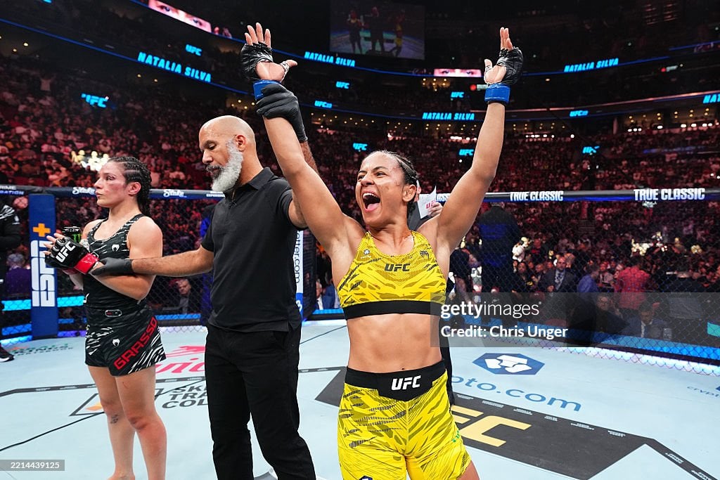 Natália Silva comemora vitória por decisão no UFC