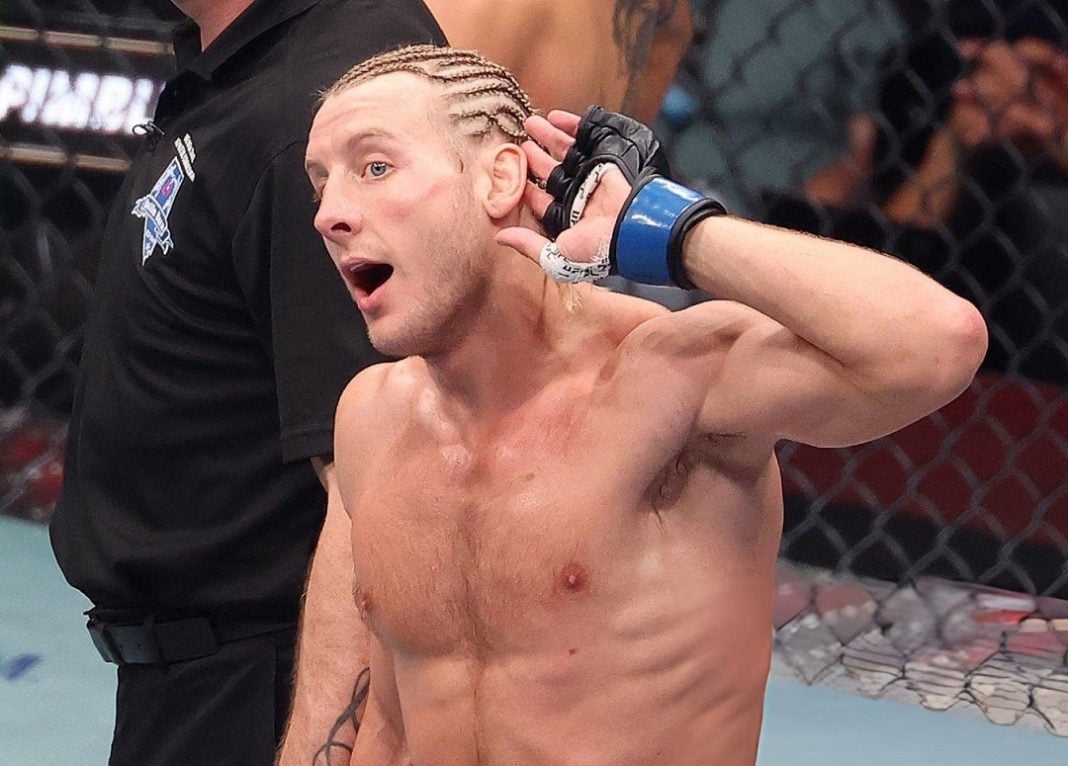 Paddy Pimblett comemora vitória no UFC