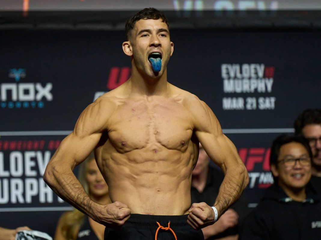 Axel Sola mostra língua pintada de azul na pesagem do UFC