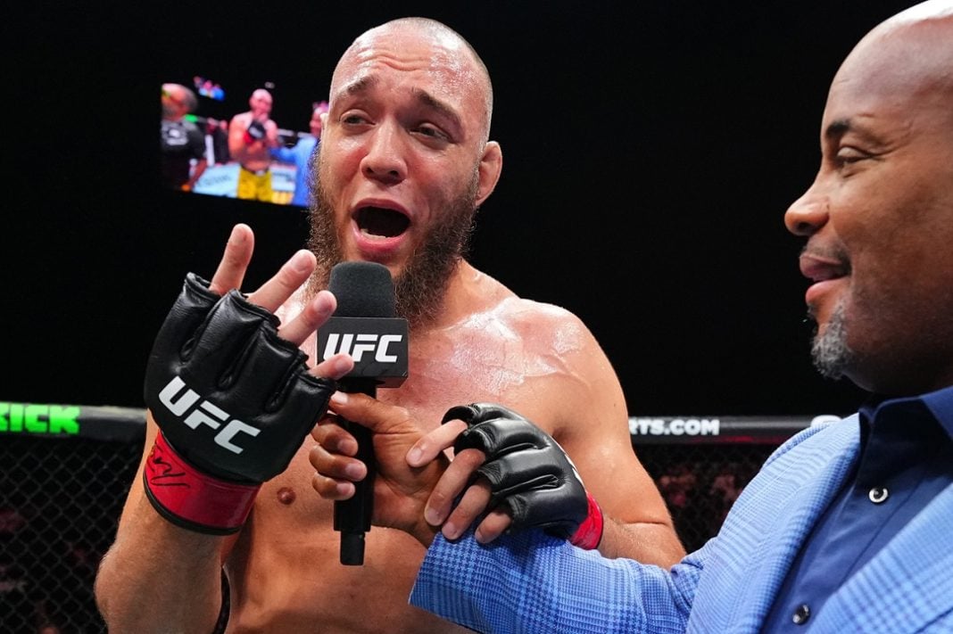 Valter Walker é entrevistado após vitória no UFC