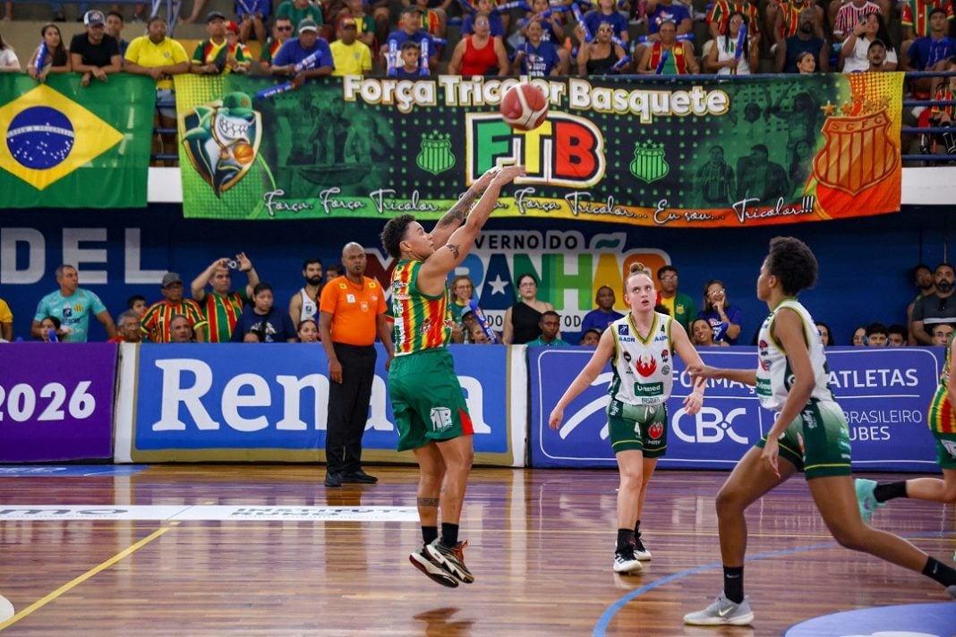 Jogadora do Sampaio Basquete arremessa de fora do garrafão