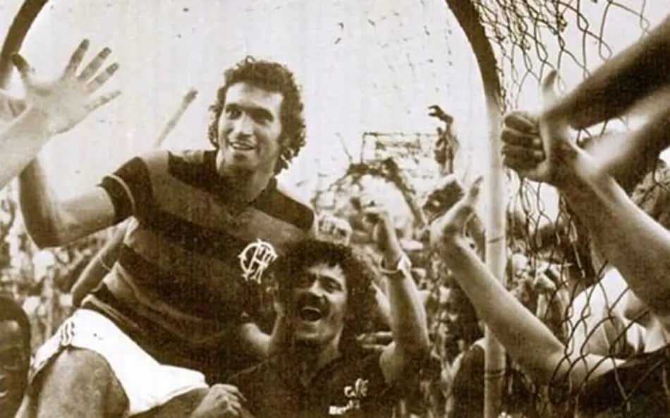Rondinelli comemora Cariocão 1978 com a torcida