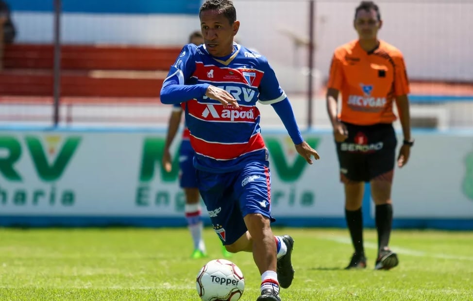 Clodoaldo conduz a bola pelo Fortaleza