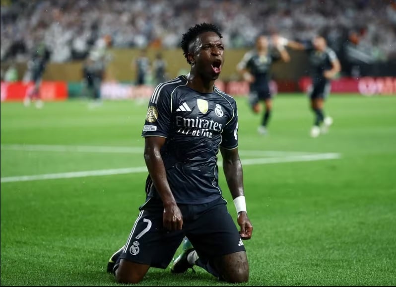 Vini Jr. de joelhos comemora gol do Real Madrid
