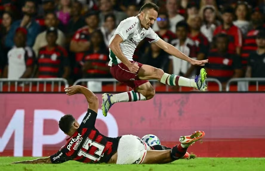 Jogador do Fluminense pula de carrinho de atleta do Fla