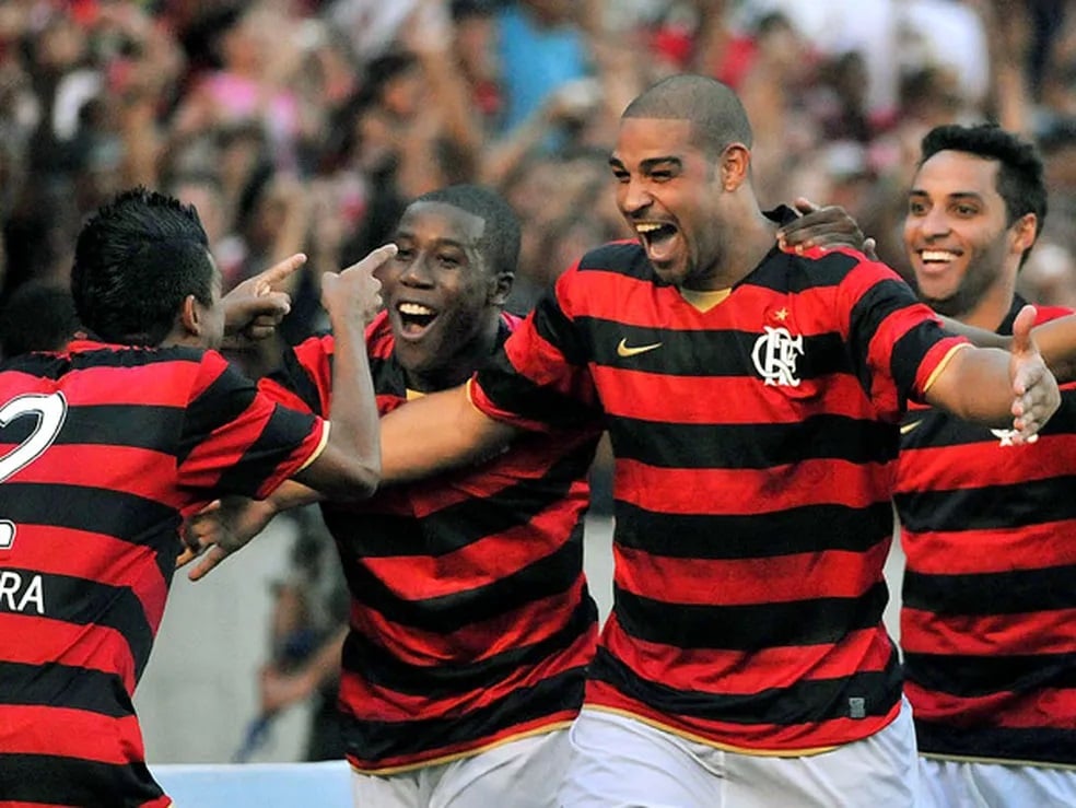 Adriano comemora gol do Fla com companheiros