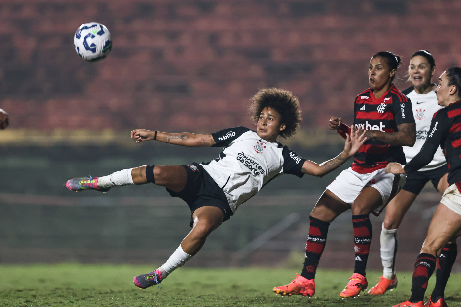 Jogadora do Corinthians Feminino prepara voleio contra Flamengo F