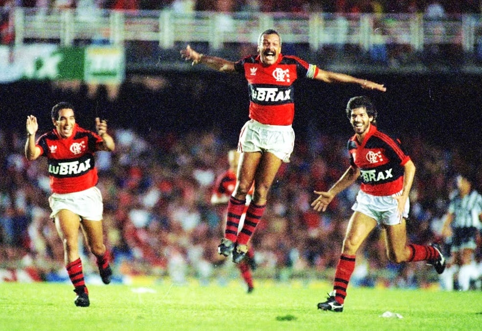 Maestro Júnior comemora gol no Maracanã