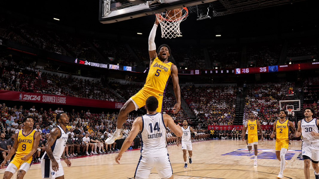 Arthur Kaluma marca cesta para os Lakers na NBA Summer League