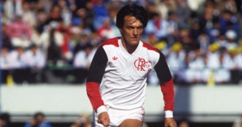 Leandro conduz a bola pelo Flamengo no Mundial de 1981