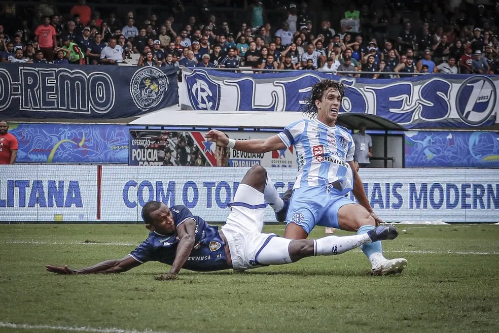 Jogador do Remo dá carrinho em atleta do Paysandu