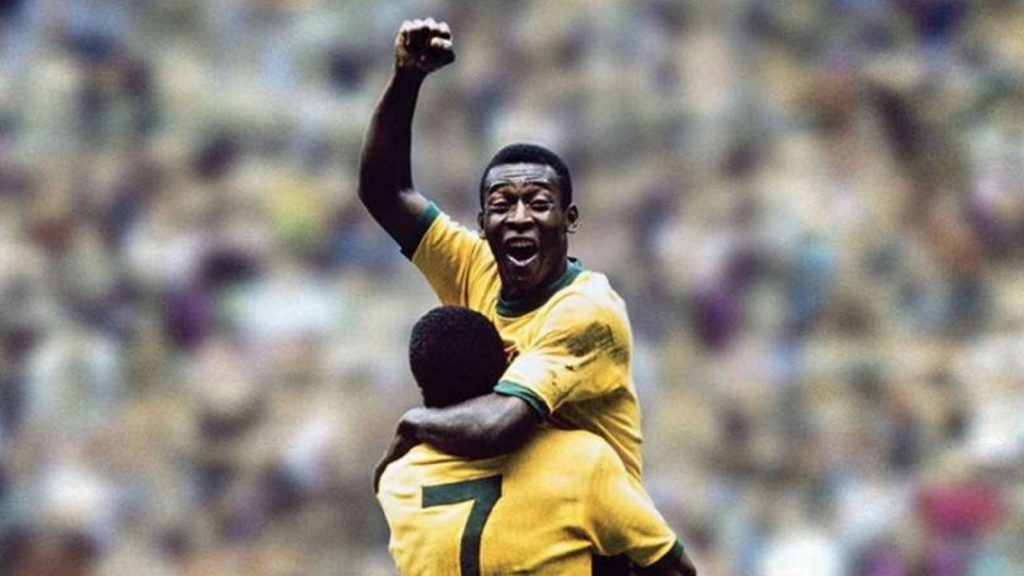 Pelé abraça Jairzinho comemorando gol do Brasil na Copa de 1970