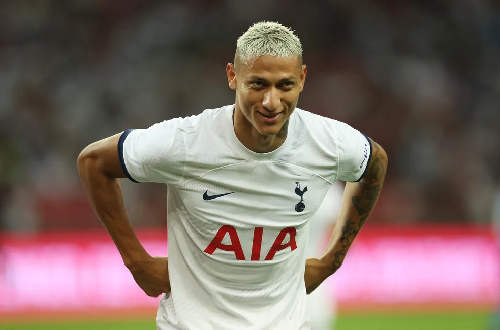 Richarlyson faz característica comemoração do pombo em gol pelo Tottenham