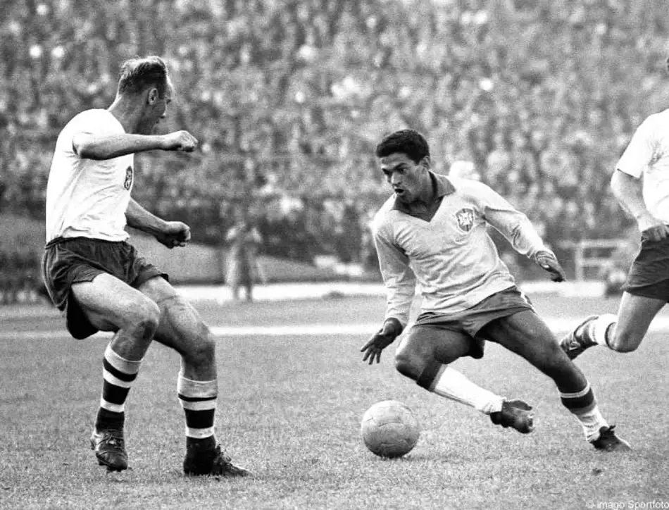 Garrincha dribla adversário da Seleção Brasileira