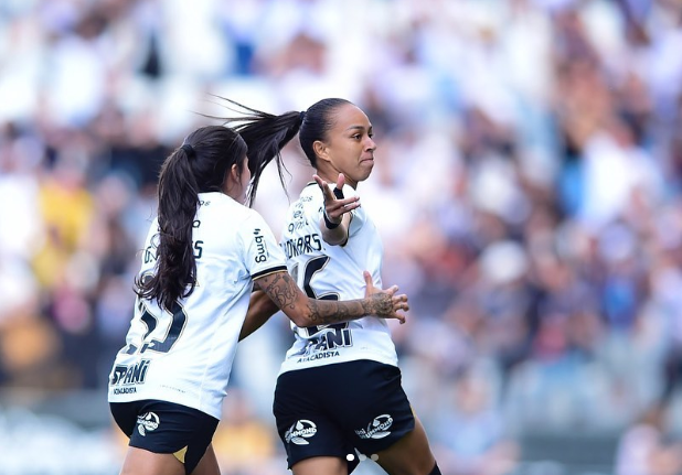 Adriana comemora gol das Brabas e é abraçada pelas costas por companheira