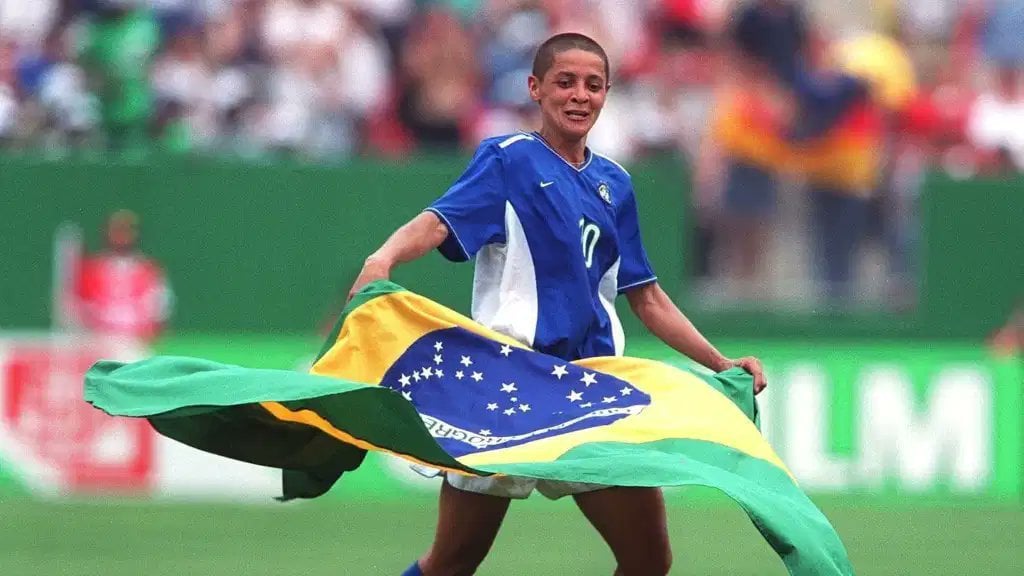 Sissi carrega a bandeira do Brasil após vitória da Seleção