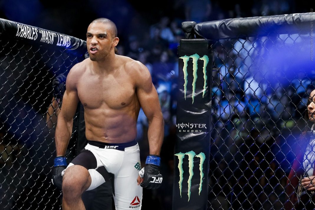 Edson Barboza entra no octógono do UFC