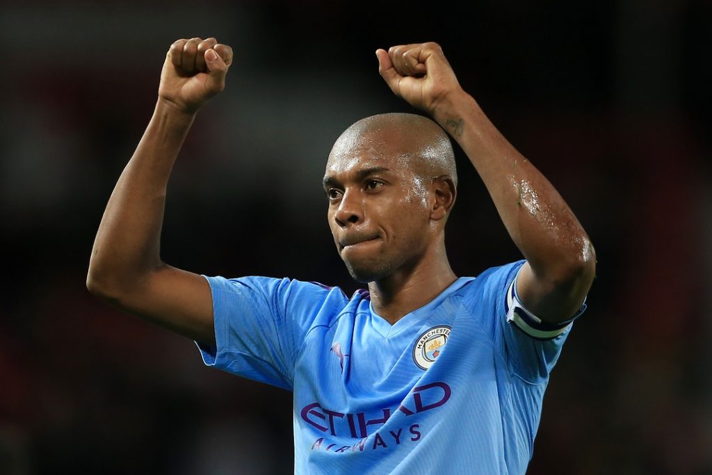 Fernandinho comemora vitória do City em tom grave com punhos erguidos