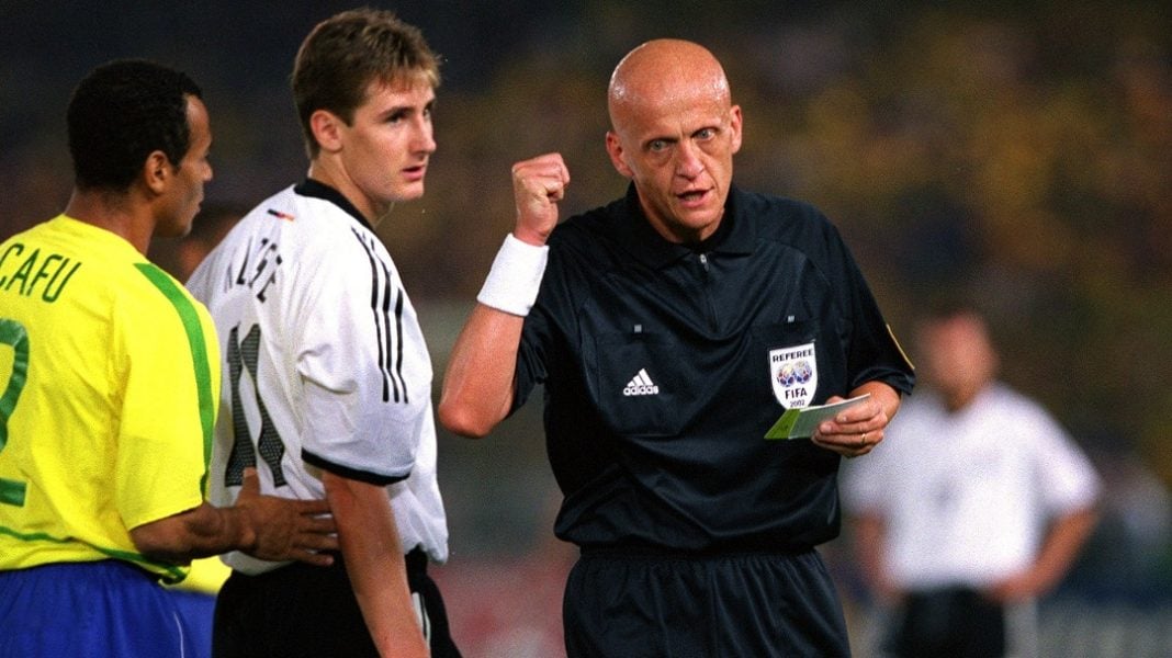 Pierluigi Collina apita a final da Copa do Mundo 2002 entre Brasil e Alemanha