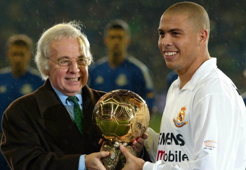 Ronaldo Fenômeno recebe Ballon d’Or em jogo do Real Madrid