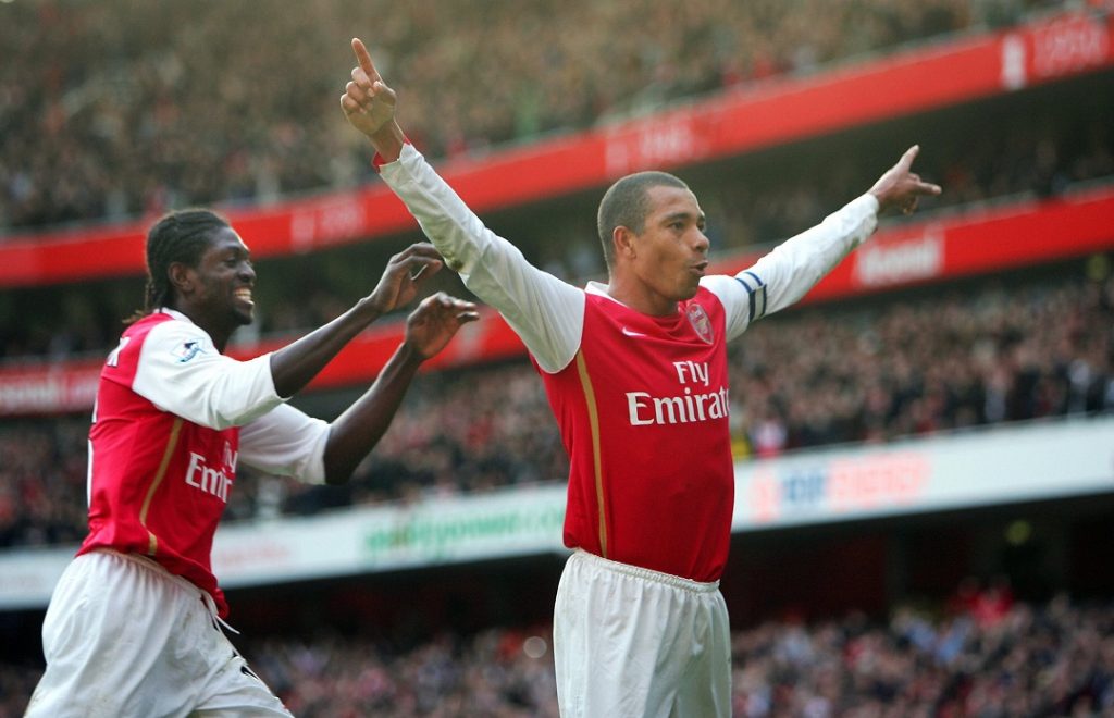 Gilberto Silva comemora gol do Arsenal, Adebayor corre em sua direção
