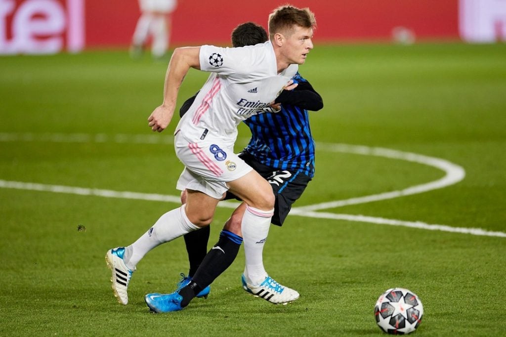 Toni Kroos se desvencilha de marcador pelo Real Madrid