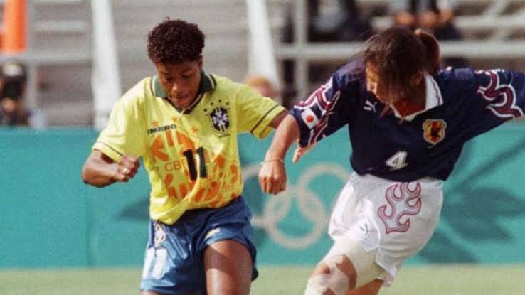 Roseli protege a bola contra jogadora do Japão Feminino