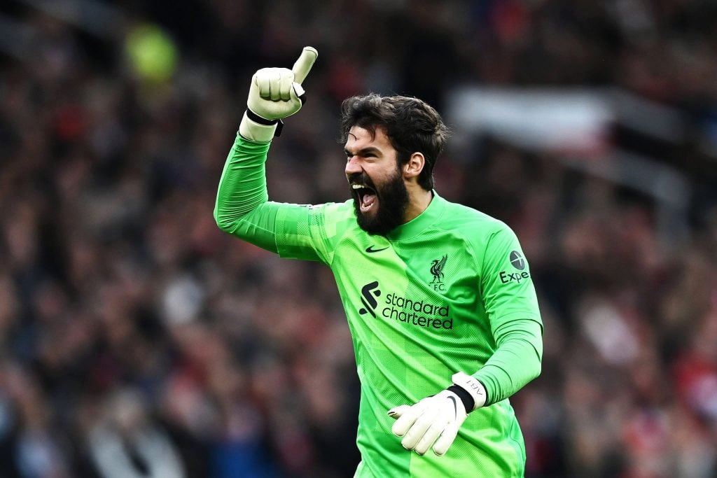 Alisson Becker, efusivo, comemora vitória do Liverpool