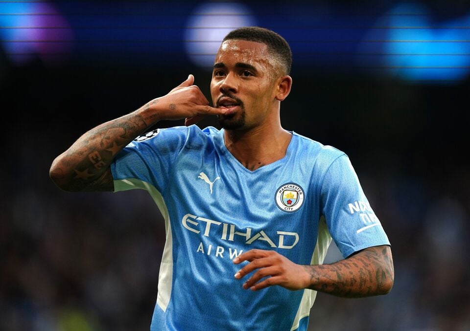 Gabriel Jesus faz tradicional comemoração de telefone em gol do City