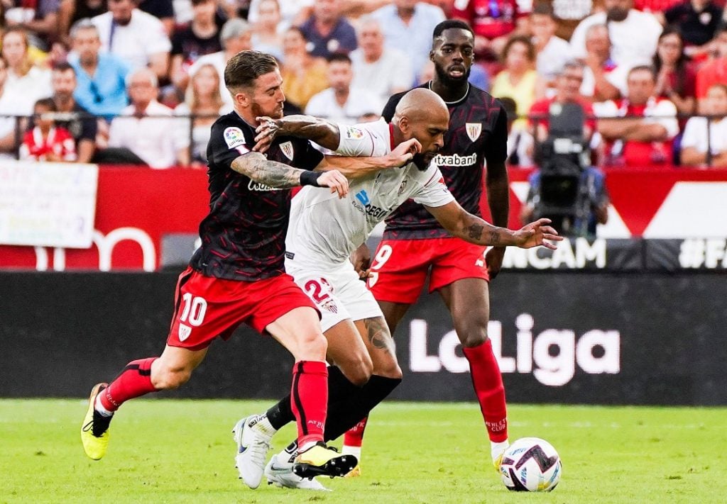Marcão desarma oponente pelo Sevilla 