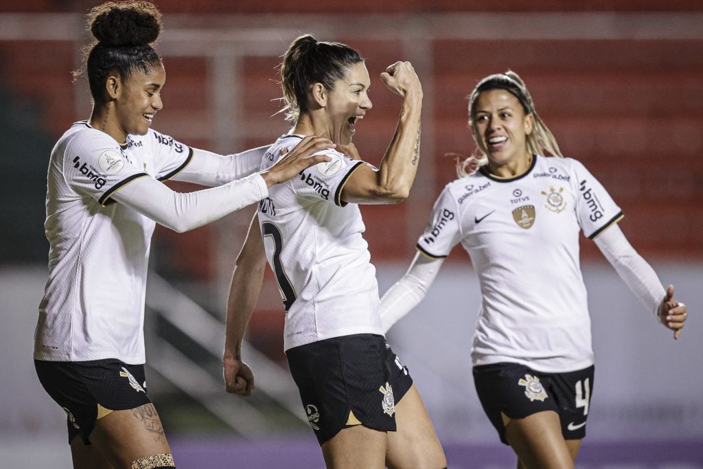Gabi Zanotti comemora gol do Corinthians (F) com colegas